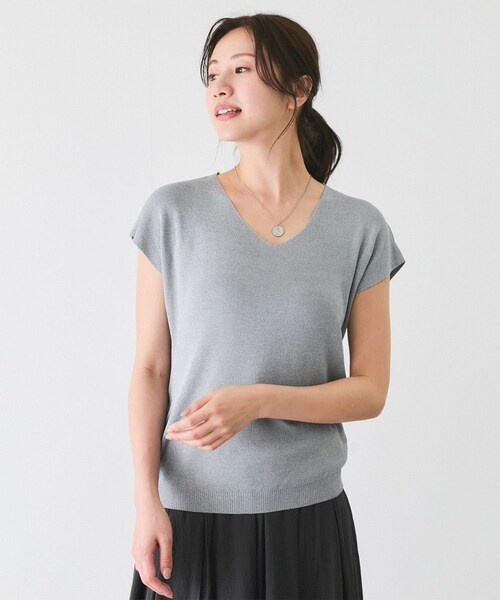 Jayro（ジャイロ）の「Vネックフレンチ袖ニット（ニット/セーター・レディース・ブラック/グレー/ベージュ/グリーン/ブルー/サックス/レッド/カラシ/オレンジ・F）」の2枚目の写真