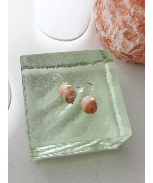 Ungrid（アングリッド）の「シェルモチーフピアス（ピアス（両耳用）・レディース・アイボリー/レッド・F）」の5枚目の写真