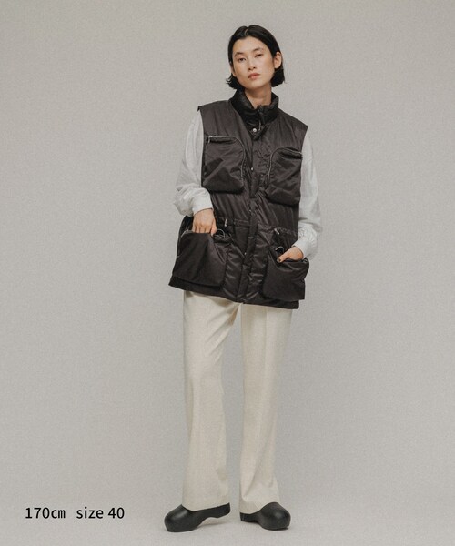 ADAM ET ROPE'（アダムエロペ）の「［OUTER］WSIZE PADDED VEST UNISEX（ダウンベスト・レディース・ブラック/シルバー・38/40）」の6枚目の写真
