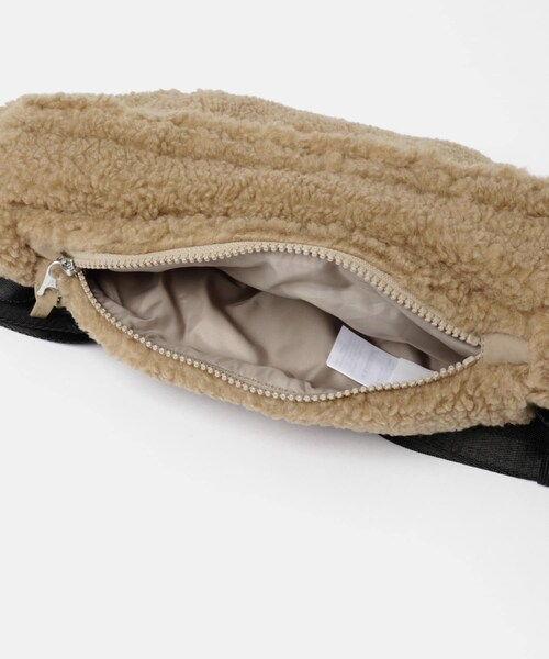 THE GOODLAND MARKET（ザグッドランドマーケット）の「AIGLE　シェルパフリース バムバッグ（ショルダーバッグ・レディース・NOIR/OSIER・one）」の10枚目の写真
