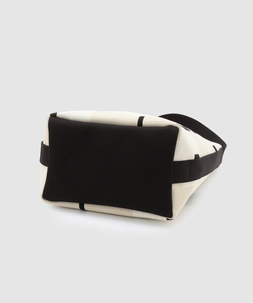 ROPE'（ロペ）の「ジャガードバッグ(Bernice bag_バーニスバッグ)/A4対応・通勤（ショルダーバッグ・レディース・ライトグレー/ベージュ系・F）」の8枚目の写真