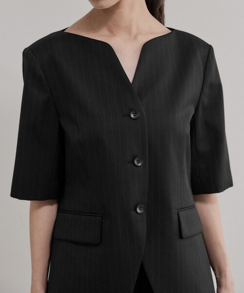 ADAM ET ROPE'（アダムエロペ）の「【EMOELLE】スリットネックハーフスリーブジャケット（ノーカラージャケット・レディース・ブラック系/ベージュ・F）」の10枚目の写真