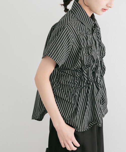 ITEMS URBANRESEARCH（アイテムズ アーバンリサーチ）の「シャーリングストライプシャツ（シャツ/ブラウス・レディース・BEG/BRN/BLK・Free）」の6枚目の写真