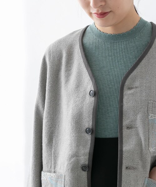 URBAN RESEARCH（アーバンリサーチ）の「WORK NOT WORK　ウールエンブロイダリーバーナージャケット（ノーカラージャケット・レディース・GRAY/D.BROWN・1/2）」の4枚目の写真