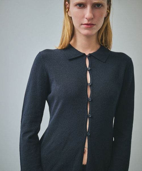 ROPE'（ロペ）の「【一部店舗限定】【REALM（レルム）】FLARE SLEEVE KNIT｜襟付きニットカーディガン（カーディガン/ボレロ・レディース・チャコール/ブラック/ホワイト・38）」の4枚目の写真