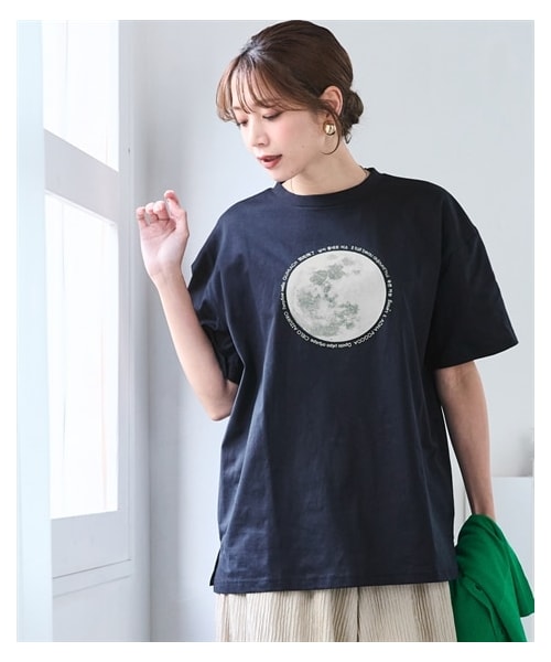 nissen（ニッセン）の「＜大きいサイズ＞ 【ひんやりコットン】綿100％ゆるシルエットプリントＴシャツ（接触冷感・UVカット）（Tシャツ/カットソー・レディース・黒(フォト猫)/ピンクベージュ(靴)/チャコール(フラワー)/黒(メッセージ)/グレイッシュベージュ(ロゴ)/サンドベージュ(バックロゴ)/アッシュブルー(メッセージ)/オフホワイト(フォト)/チャコール(バックプリント)/ネイビー(ヴィンテージ風)/モカブラウン(ロゴ)/グレイッシュネイビー(ナンバー)/チャコール(フォト)/グリーン(CAT)/黒(ロゴメッセージ)/グレージュ(ウサギ)/コーラルピンク(変身ポーズ)/黒(フラワー&ロゴ)/ネイビー(月とメッセージ)・L/LL/3L/4L/5L/6L/8L/10L/M）」の14枚目の写真