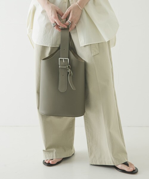 URBAN RESEARCH(アーバンリサーチ)の「『一部別注カラー』BAGMATI レザーワンショルダーバッグ(ハンドバッグ・レディース・NATURAL/別注GREEN・-)」の12枚目の写真