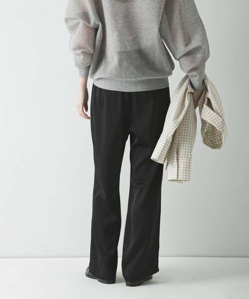 URBAN RESEARCH（アーバンリサーチ）の「サテンイージーセミフレアパンツ（その他パンツ・レディース・OFF WHITE/BLACK・36/38）」の20枚目の写真