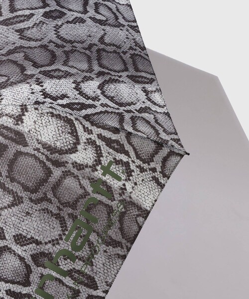 ADAM ET ROPE'(アダムエロペ)の「【carhartt/カーハート】SNAKE CAMO UMBRELLA(折りたたみ傘・メンズ・オフホワイト・F)」の5枚目の写真