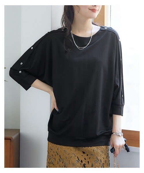 nissen（ニッセン）の「大きいサイズ 美ラクRUタッチボタンポイントドルマンプルオーバー（接触冷感・UVカット）（Tシャツ/カットソー・レディース・ラベンダー/ソフトカーキ/黒/グレイッシュブルー・L/LL/3L/4L/5L/6L/8L/10L）」の5枚目の写真