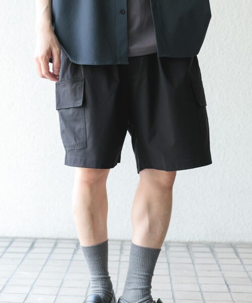 ITEMS URBANRESEARCH（アイテムズ アーバンリサーチ）の「ウエストイージーポリカーゴショーツ（その他パンツ・メンズ・BLK/IVO/KHK・S/M/L）」の22枚目の写真