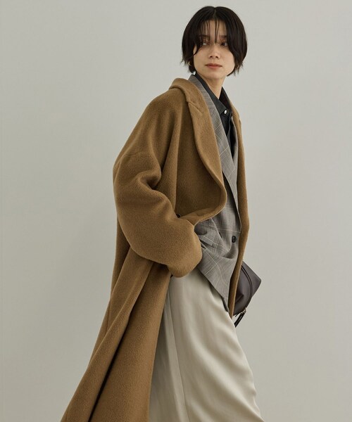 ADAM ET ROPE'(アダムエロペ)の「MTR アルパカシャギーロングコート / 軽量(チェスターコート・レディース・チャコール/キャメル・F)」の9枚目の写真
