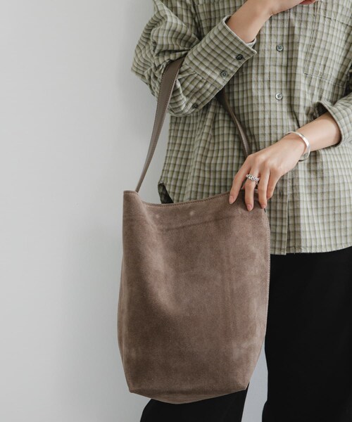 URBAN RESEARCH（アーバンリサーチ）の「ワンハンドルスウェードトートバッグ（トートバッグ・レディース・GREGE/D.BROWN・-0）」の18枚目の写真