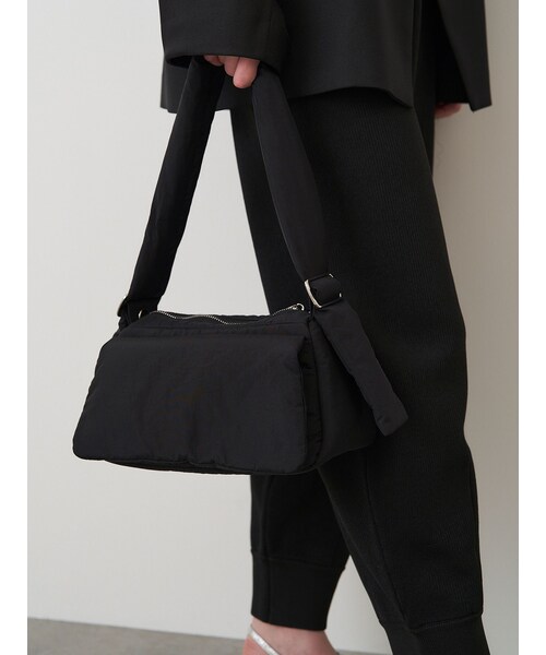 ELENDEEK（エレンディーク）の「PADDING BUCKLE BAG（ハンドバッグ・レディース・オフホワイト/ブラック/シルバー・F）」の6枚目の写真