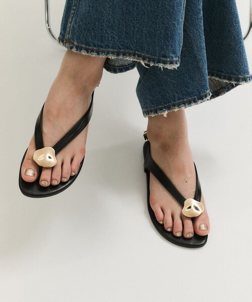 ADAM ET ROPE'（アダムエロペ）の「メタルモチーフサンダル（サンダル・レディース・ブラック/オフホワイト・23.0/23.5/24.0/24.5）」の6枚目の写真