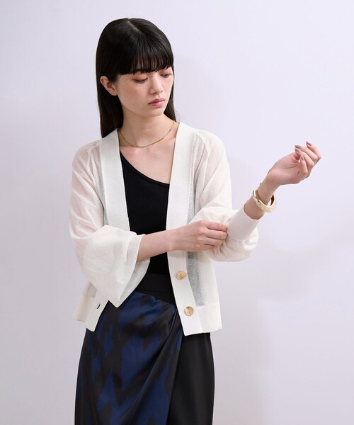 ADAM ET ROPE'(アダムエロペ)の「【WEB限定】・【サステナブル】リネンMIXシアーカーディガン(カーディガン/ボレロ・レディース・ブラック/オフホワイト/サックス・F)」の11枚目の写真