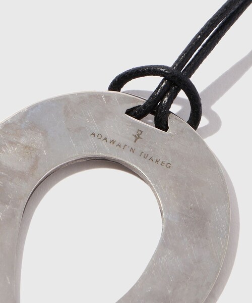 ADAM ET ROPE'(アダムエロペ)の「【Adawat'n Tuareg/アダワット トゥアレグ】TISIA SANSALT(ネックレス・メンズ・シルバー・F)」の5枚目の写真