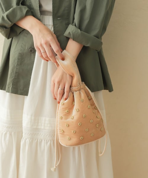 URBAN RESEARCH DOORS（アーバンリサーチドアーズ）の「ベロアビーズハンドバッグ（ハンドバッグ・レディース・BEIGE/BLACK・-）」の2枚目の写真
