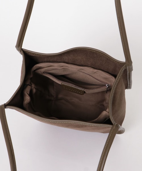 URBAN RESEARCH DOORS(アーバンリサーチドアーズ)の「『別注』IOMMI スウェードバイカラーバッグ(トートバッグ・レディース・BROWN/BEIGE/KHAKI・Free)」の8枚目の写真