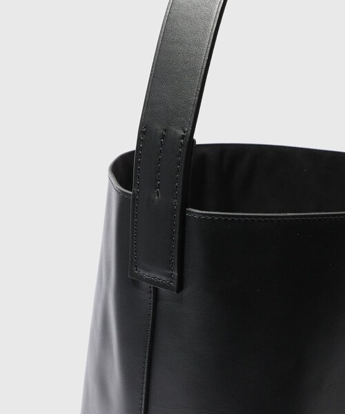 ADAM ET ROPE'(アダムエロペ)の「【AURALEE/オーラリー】LEATHER SHOULDER BAG - M MADE BY AETA(ショルダーバッグ・メンズ・ブラック・F)」の15枚目の写真