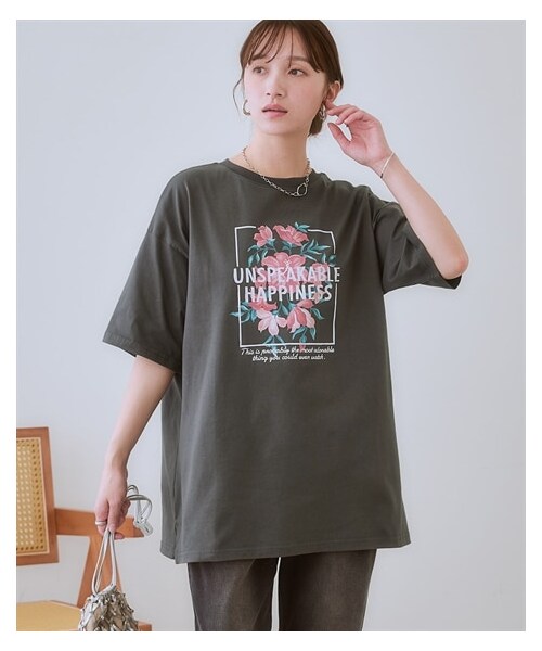 nissen（ニッセン）の「＜大きいサイズ＞ 【ひんやりコットン】綿100％ゆるシルエットプリントＴシャツ（接触冷感・UVカット）（Tシャツ/カットソー・レディース・黒(フォト猫)/ピンクベージュ(靴)/チャコール(フラワー)/黒(メッセージ)/グレイッシュベージュ(ロゴ)/サンドベージュ(バックロゴ)/アッシュブルー(メッセージ)/オフホワイト(フォト)/チャコール(バックプリント)/ネイビー(ヴィンテージ風)/モカブラウン(ロゴ)/グレイッシュネイビー(ナンバー)/チャコール(フォト)/グリーン(CAT)/黒(ロゴメッセージ)/グレージュ(ウサギ)/コーラルピンク(変身ポーズ)/黒(フラワー&ロゴ)/ネイビー(月とメッセージ)・L/LL/3L/4L/5L/6L/8L/10L/M）」の4枚目の写真