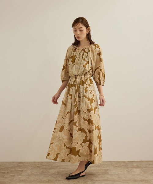 ROPE'（ロペ）の「【DEVEAUX（デヴォー）】別注ボカシフラワーウエストギャザーワンピース/洗える（ワンピース・レディース・ブラウン系/オレンジ系・F）」の5枚目の写真
