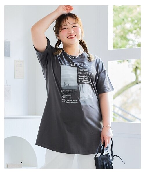 nissen（ニッセン）の「大きいサイズ　肌触りが気持ち良い綿１００％ＡラインプリントチュニックＴシャツ（接触冷感・UVカット）（チュニック・レディース・フォトフラワー:黒/ねこ:セージグリーン/くま:黒/シンプルロゴ:モカベージュ/アメカジ:ネイビー/オーシャン:ネイビー/ドーナツ:オートミール/バンダナ:カーキ/スニーカー:クリーム/フォト風景:チャコールグレー/黒(グラフィック)/オフホワイト(ネコ)/チャコール(モノクロスィーツ)/ネイビー(ハワイ)/グレージュ(ロゴ)(新色)/アイボリー(花瓶)/ミント(鳥)/ピンク(パンダ)/カーキ(サークルロゴ)・L/LL/3L/4L/5L/6L/8L/10L）」の7枚目の写真