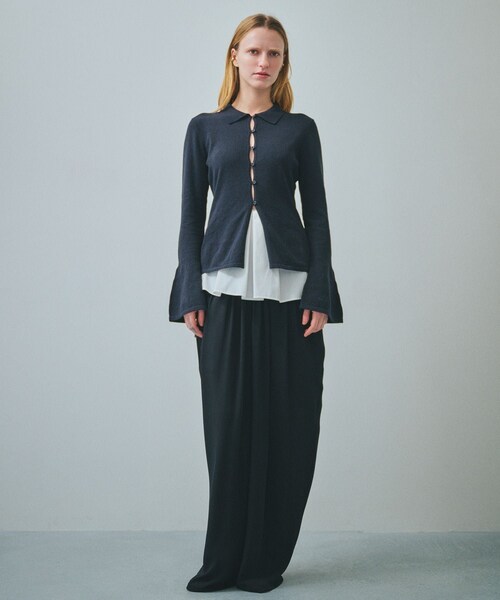 ROPE'（ロペ）の「【一部店舗限定】【REALM（レルム）】FLARE SLEEVE KNIT｜襟付きニットカーディガン（カーディガン/ボレロ・レディース・チャコール/ブラック/ホワイト・38）」の21枚目の写真