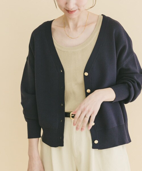 ITEMS URBANRESEARCH（アイテムズ アーバンリサーチ）の「『イージーケア』スウェットライクVネックカーディガン（ニット/セーター・レディース・OFF/MIMOSA/LVD/NVY・Free）」の2枚目の写真
