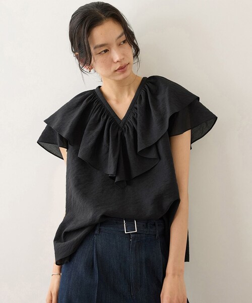 ROPE'(ロペ)の「【一部J'aDoRe・ルミネ限定カラー】Vネックフリルブラウス(無地・ピンストライプ)/イージーケア(シャツ/ブラウス・レディース・ブラック/ホワイト系/ブルー/ピンク・F)」の5枚目の写真