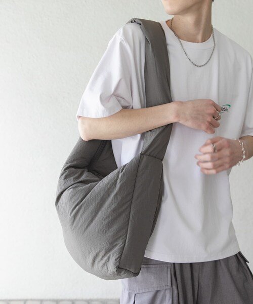 SENSE OF PLACE by URBAN RESEARCH（センスオブプレイスバイアーバンリサーチ）の「ナイロンパデットビックショルダー（ショルダーバッグ・メンズ・BLACK/WHITE/CHARCOAL/L.BLUE・one）」の3枚目の写真