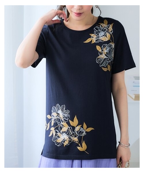 nissen（ニッセン）の「＜大きいサイズ＞汗染みしにくい色々選べるプリントTシャツ（Tシャツ/カットソー・レディース・ネイビー(フラワーロゴ)/黒(フォト)/モカベージュ(ロゴ・ナンバー)/黒(ロゴ)/杢グレー(パイナップル)/オレンジ(ネコ)/オフホワイト(ポスター)/ソフトカーキ(パンダ)/ピンク(ロゴマーク)/ネイビー(和花風)・L/LL/3L/4L/5L/6L/8L/10L）」の7枚目の写真