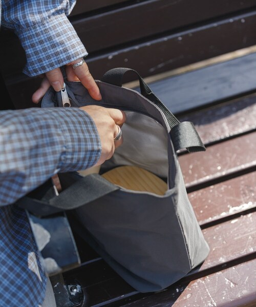 URBAN RESEARCH DOORS(アーバンリサーチドアーズ)の「EL COMMUN PLACID 保冷ランチトート(トートバッグ・メンズ・Dark Gray・-)」の4枚目の写真