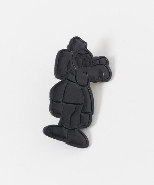 URBAN RESEARCH（アーバンリサーチ）の「SEVEN BY SEVEN　LEATHER CARVING PINS G（ブローチ/コサージュ・メンズ・010 BLACK/040 BEIGE・Free）」の3枚目の写真