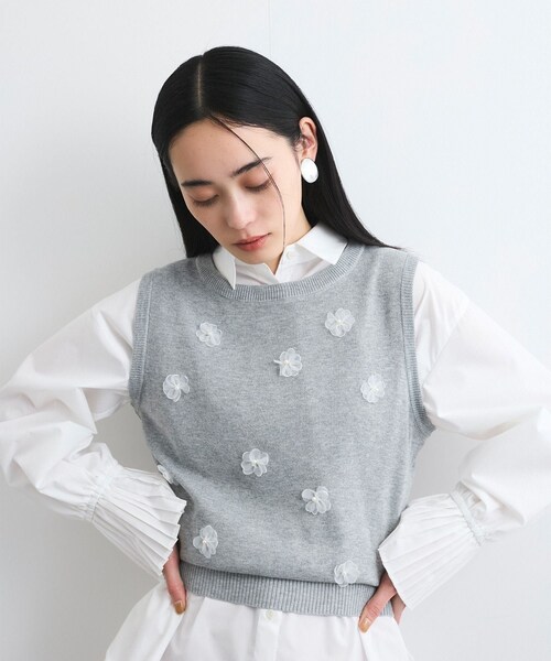 VIS（ビス）の「フラワーモチーフニットベスト（ベスト・レディース・ブラック/ライトグレー/オフホワイト・F）」の6枚目の写真