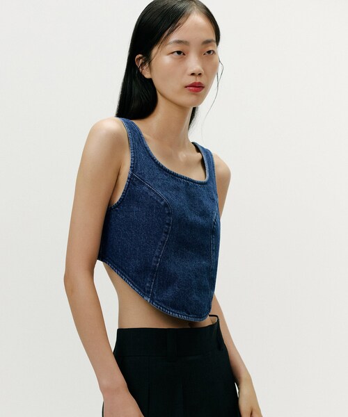 ADAM ET ROPE'（アダムエロペ）の「nagisax7xAER　CROPPED　DENIM　TOP（ベスト・レディース・ブルー系・F）」の6枚目の写真
