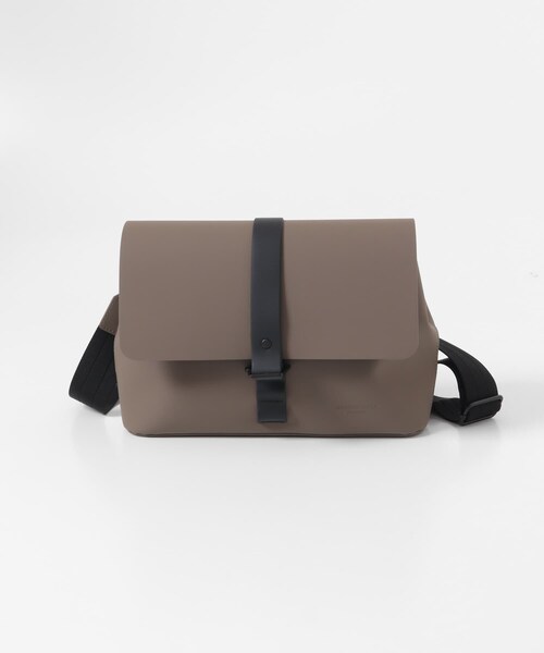 SENSE OF PLACE by URBAN RESEARCH（センスオブプレイスバイアーバンリサーチ）の「GASTON LUGA　Splash Crossbody Medium（ショルダーバッグ・メンズ・BLACK/TAUPE/BROWN・One）」の3枚目の写真