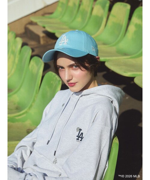 dazzlin（ダズリン）の「【MLB × New Era × dazzlin】ミニロゴアートフーディ（スウェット・レディース・アイボリー/グレー/ネイビー・L/F）」の8枚目の写真