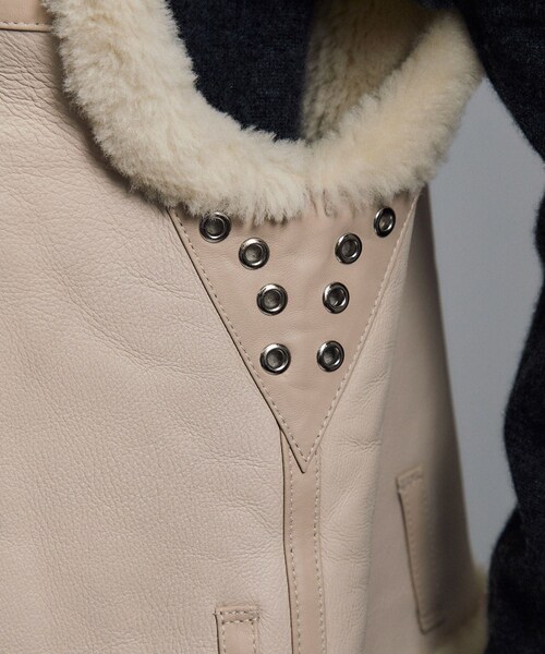 ADAM ET ROPE'（アダムエロペ）の「【TANAKA（タナカ）】SHEARLING VEST（ムートンコート・レディース・オフホワイト/ダークブラウン・S）」の21枚目の写真