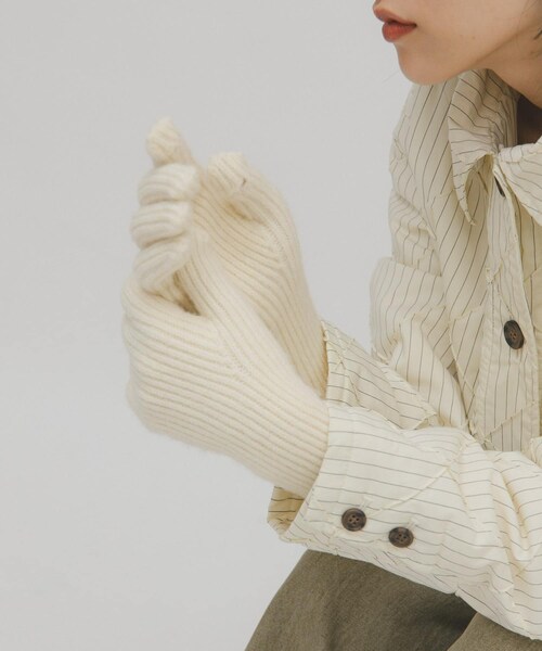 KBF（ケイビーエフ）の「リブニットグローブ（ベルト・レディース・IVORY/L.BLUE/BROWN・one）」の2枚目の写真