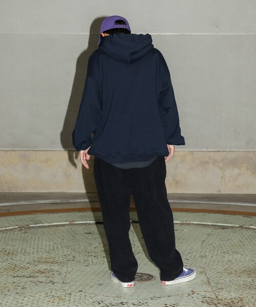 URBAN RESEARCH（アーバンリサーチ）の「Wide Dad　Dad SWEAT PARKA（パーカー・メンズ・D NAVY/RED・1/2）」の10枚目の写真