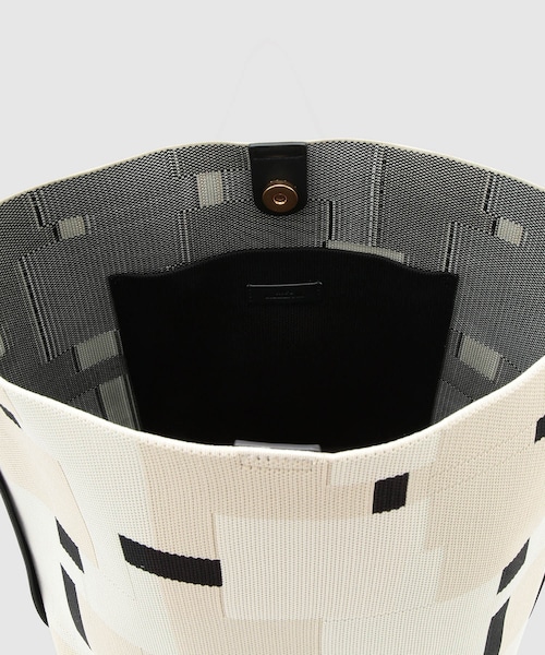 ROPE'（ロペ）の「ジャガードバッグ(Bernice bag_バーニスバッグ)/A4対応・通勤（ショルダーバッグ・レディース・ライトグレー/ベージュ系・F）」の10枚目の写真