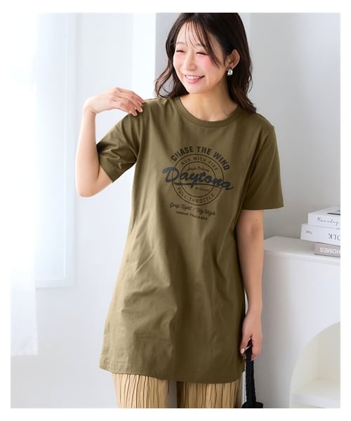 nissen（ニッセン）の「大きいサイズ　【ひんやりコットン】綿１００％ＡラインプリントチュニックＴシャツ（接触冷感・UVカット）（チュニック・レディース・黒(フォトフラワー)/ねこ:セージグリーン/くま:黒/シンプルロゴ:モカベージュ/アメカジ:ネイビー/オーシャン:ネイビー/ドーナツ:オートミール/バンダナ:カーキ/スニーカー:クリーム/フォト風景:チャコールグレー/黒(グラフィック)/オフホワイト(ネコ)/チャコール(モノクロスィーツ)/ネイビー(ハワイ)/グレージュ(ロゴ)(新色)/アイボリー(花瓶)/ミント(鳥)/ピンク(パンダ)/カーキ(サークルロゴ)・L/LL/3L/4L/5L/6L/8L/10L）」の19枚目の写真