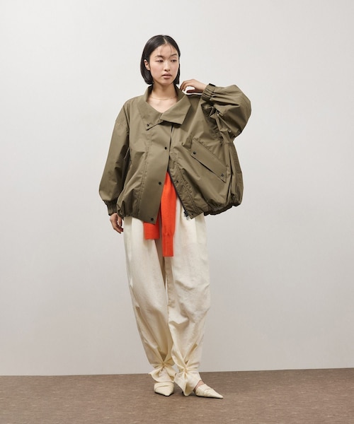 ADAM ET ROPE'（アダムエロペ）の「ファンクションドロストブルゾン/撥水（ナイロンジャケット・レディース・ブラック/カーキ・36/38）」の8枚目の写真