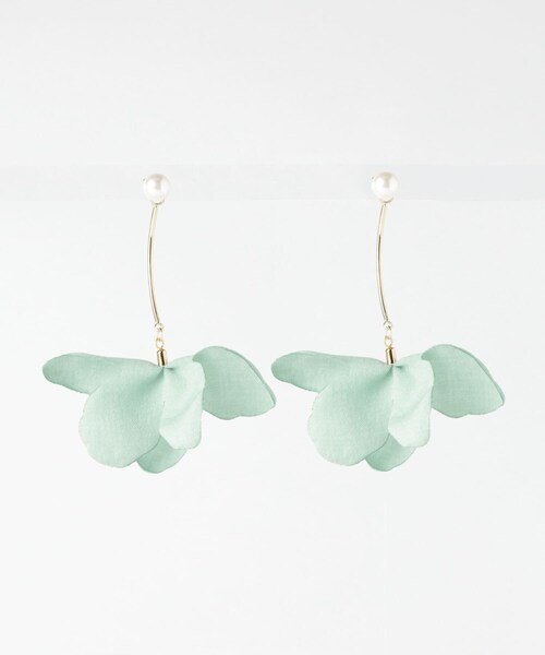 KBF（ケイビーエフ）の「パール×フラワーピアス∴（ピアス（両耳用）・レディース・IVORY/MINT・one/One）」の2枚目の写真