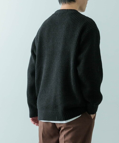 ITEMS URBANRESEARCH（アイテムズ アーバンリサーチ）の「ワッフル編み クルーネックニット（ニット/セーター・メンズ・OLV/OFF/BLK/CHA/MOC・S/M/L）」の20枚目の写真