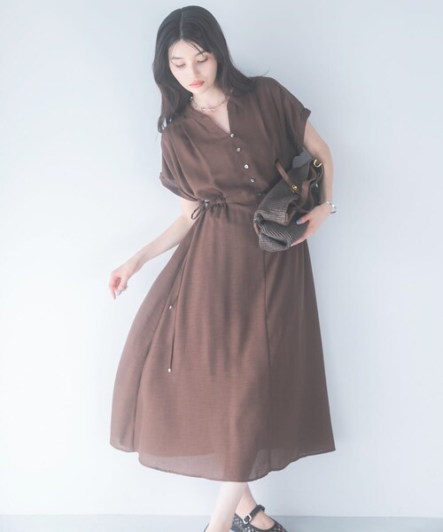 URBAN RESEARCH ROSSO（アーバンリサーチロッソ）の「ウォッシャブルセミシアー2WAYネックワンピース（ワンピース・レディース・BROWN/BLUE/BLACK・Free）」の19枚目の写真