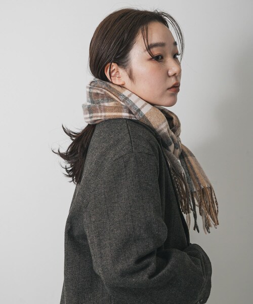 SENSE OF PLACE by URBAN RESEARCH（センスオブプレイスバイアーバンリサーチ）の「チェックフリンジストール（マフラー・レディース・BLK×GRY/BRN×BEG/RED×BRN・One）」の9枚目の写真