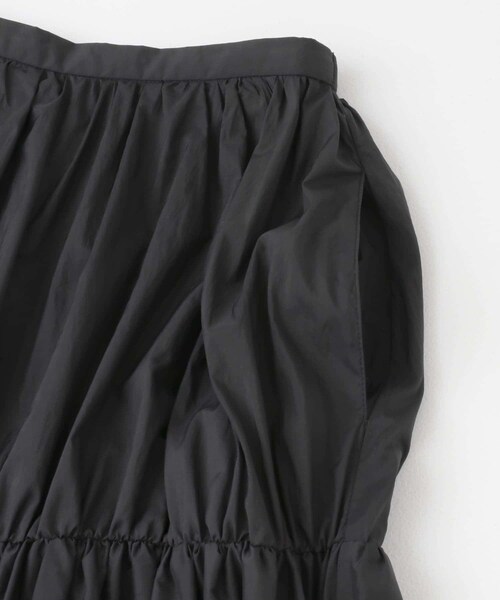 URBAN RESEARCH ROSSO（アーバンリサーチロッソ）の「F by ROSSO　ナイロンティアードロングスカート（スカート・レディース・KHAKI/BLACK・36/38）」の5枚目の写真