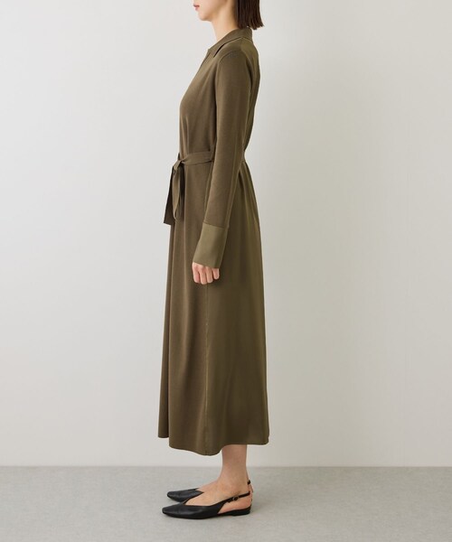 ROPE'（ロペ）の「【J'aDoRe・一部店舗限定サイズ】サテンコンビオープンカラーニットワンピース/イージーケア（ワンピース・レディース・ブラック/カーキ・F）」の16枚目の写真